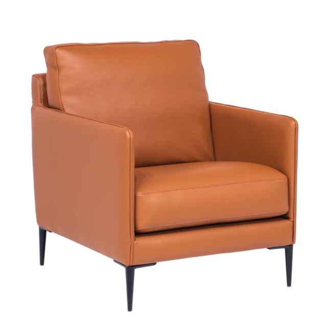 Le fauteuil AUTEUIL est un fauteuil moderne en cuir marron orangé, au design carré avec des pieds en métal noir épurés et une assise et un dossier rembourrés. Il est présenté sur un fond blanc uni. Meubles Barret Bordeaux