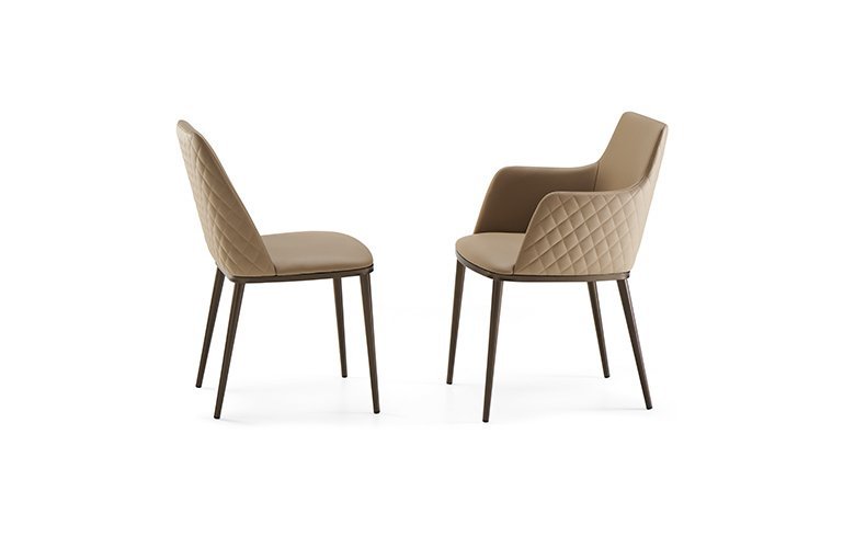 Face à face sur un fond blanc uni, les chaises MAX DIAMOND affichent une esthétique moderne avec leur revêtement beige et leurs pieds fins. Ces chaises, qui arborent un motif en losanges sur le dossier, comprennent l'une avec accoudoirs et l'autre sans. Meubles Barret Bordeaux