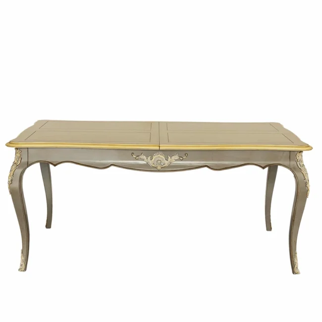 La commode Chaumont est une élégante table à manger de style vintage avec des pieds courbés et des sculptures décoratives. Elle est dotée dun plateau rectangulaire avec une finition lisse et de subtils détails décoratifs le long des bords. Meubles Barret Bordeaux