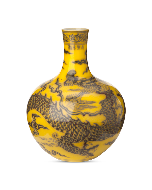 Un vase jaune au col étroit et au corps arrondi présente un motif complexe de dragon noir, des nuages tourbillonnants et des caractères chinois. Rappelant le style exquis des collections Meubles Barret, la surface brillante du vase met en valeur le travail d'art détaillé. Meubles Barret Bordeaux