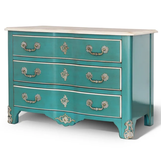 La commode Louis XV RC est une commode turquoise vintage ornée d'un plateau en marbre blanc, de poignées métalliques complexes et de sculptures décoratives. Son design élégant et détaillé respire le charme classique. Meubles Barret Bordeaux