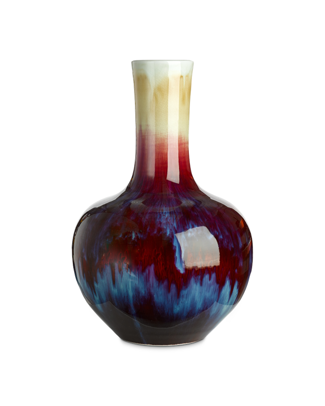 Le vase FOU est une pièce en céramique au corps arrondi et au col étroit, présentant un design dégradé brillant qui passe du rouge foncé à la base à des nuances plus claires avec des notes de bleu et de crème près du sommet. Meubles Barret Bordeaux